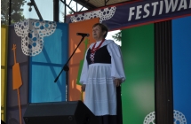 Halina Pokrywiecka podczas występów na scenie festiwalu w Kramsku.