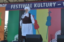 Janina Pakuła podczas występów na scenie festiwalu w Kramsku.