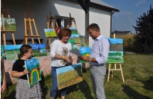 Mężczyzna wręczający kobiecie dyplom
