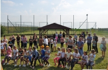 Uczstnicy warsztatów na tle boiska sportowego