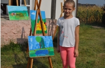 Dziewczynka ze swoją pracą