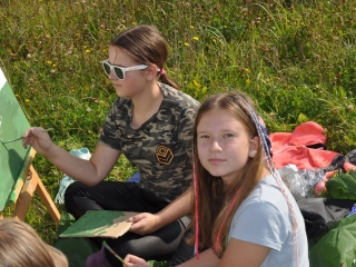 Młodzi artyści podczas malowania