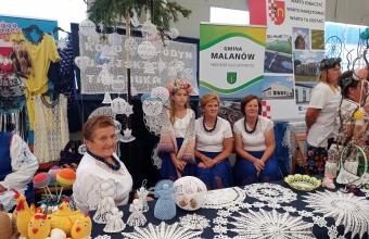 Panie prezentujace wyroby szydelkowe (2)