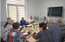Uczestnicy spotkania przy stole w sali CKiBP