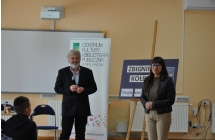 Zbigniew Kolba oraz dyrektor CKiBP w Malanowie witaja uczestnikow spotkania