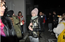 Mlodziez w trakcie rozwiazywania zagadki w plenerze
