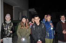 Grupa uczestnikow Nocy Detektywow w terenie