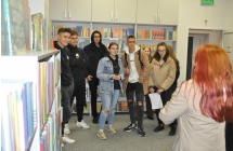 Grupa detektywow w trakcie rozwiazywania zagadki we wnwtrzy biblioteki