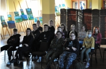 Mlodziez bioraca udzial w spotkaniu autorskim