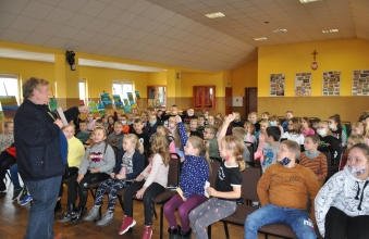 Dzieci zglaszaja sie do odpowiedzi na pytanie zadane przez pana Wieslawa