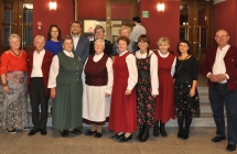 Malanowscy aktorzy w budynku teatru