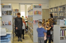 Przedszkolaki zwiedzaja biblioteke