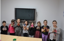 usmiechniete dzieci pokazujace swoja wykonana kule wodna