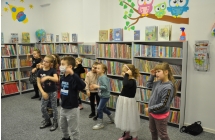 chlopcy i dziewczeta pokazujace figury taneczne