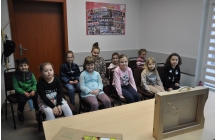 dzieciaczki ogladajace przedstawienie