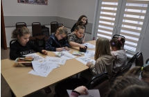 kolorowanie warzyw przez uczestnikow ferii