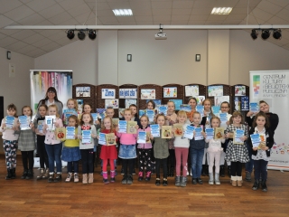 Laureaci konkursu plastycznego Zima nie jest zla z dyrektor CKiBP Malgorzata Przygonska