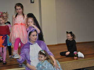 zmeczone ale radosne uczestniczki zajec wraz z instruktorka