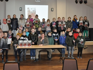 Uczniowie Szkoly Podstawowej w Milaczewie w towrazystwie Krzysztofa Petka