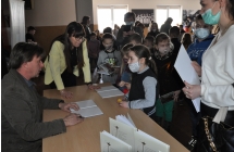 Krzysztof Petek rozdaje autografy uczestnikom spotkania
