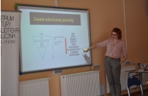 Pani Dorota tlumaczaca poprawna budowe artukulu dziennikarskiego