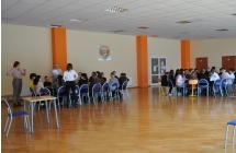 Uczniowie pracujacy w grupach