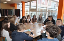 Grupa uczniow pracujaca podczas warsztatow
