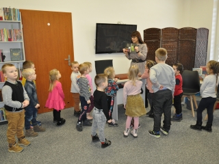 Bibliotekarka prezentuje dzieciom audiobooka