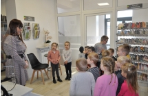 Bibliotekarka wita dzieci