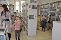 Pociag przedszkolakow zwiedzajacy biblioteke