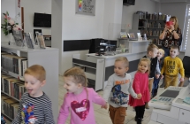 Dzieci ustawione w pociag zwiedzaja biblioteke