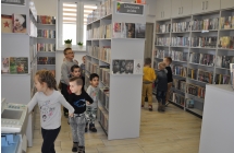 Przedszkolaki posro bibliotecznych polek