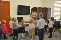 Dzieci sluchaja bibliotekarki