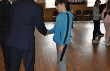 Chlopak odbierajacy nagrode i dyplom