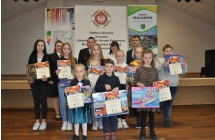 Wszyscy laureaci konkursu plastycznego wraz z organozatorami