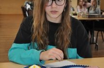 Dziewczyna odpowiadajaca na pytanie o pas usztywniajacy kark podczas wypadku