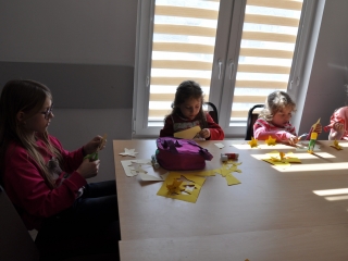 Cztery dziewcvzynki przy stole w trakcie zajec