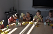 cztery dziewczynki w trakcie zajec plastycznych
