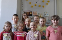 Uczestnicy zajec przed tablica z wykonanymi przez nich zonkilami