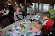 zapracowani uczestnicy zajec podczas malowania
