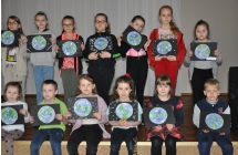 dziewczeta i chlopcy ze swoja zrobiona kula ziemska