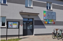 Budynek Biblioteki z jej logo oraz napisem tydzien bibliotek