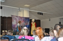 Dzieci na widowni, w tle aktorzy na scenie