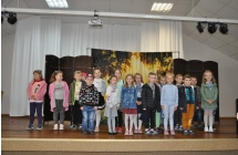 Grupka dzieci pozuje na scenie
