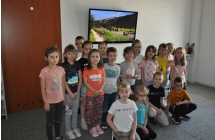 Przedszkolaki z grupy VIII pozuja do zdjecia