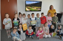 Przedszkolaki z grupy V wraz z bibliotekarzem