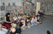Dzieci z grupy VIII sluchaja bibliotekarki