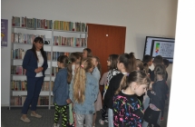 Uczniowie klasy 2b zwiedzaja sale z ksiazkami dla dzieci