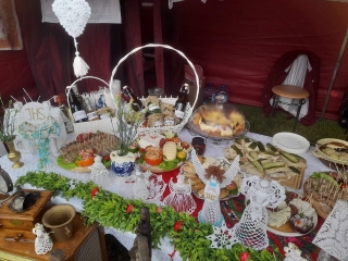 kolorowy stol z przepieknymi recznie robionymi pracami oraz pysznosciami