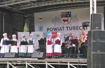 Zespol Tradycja ze swoim repertuarem na scenie podczas majowki